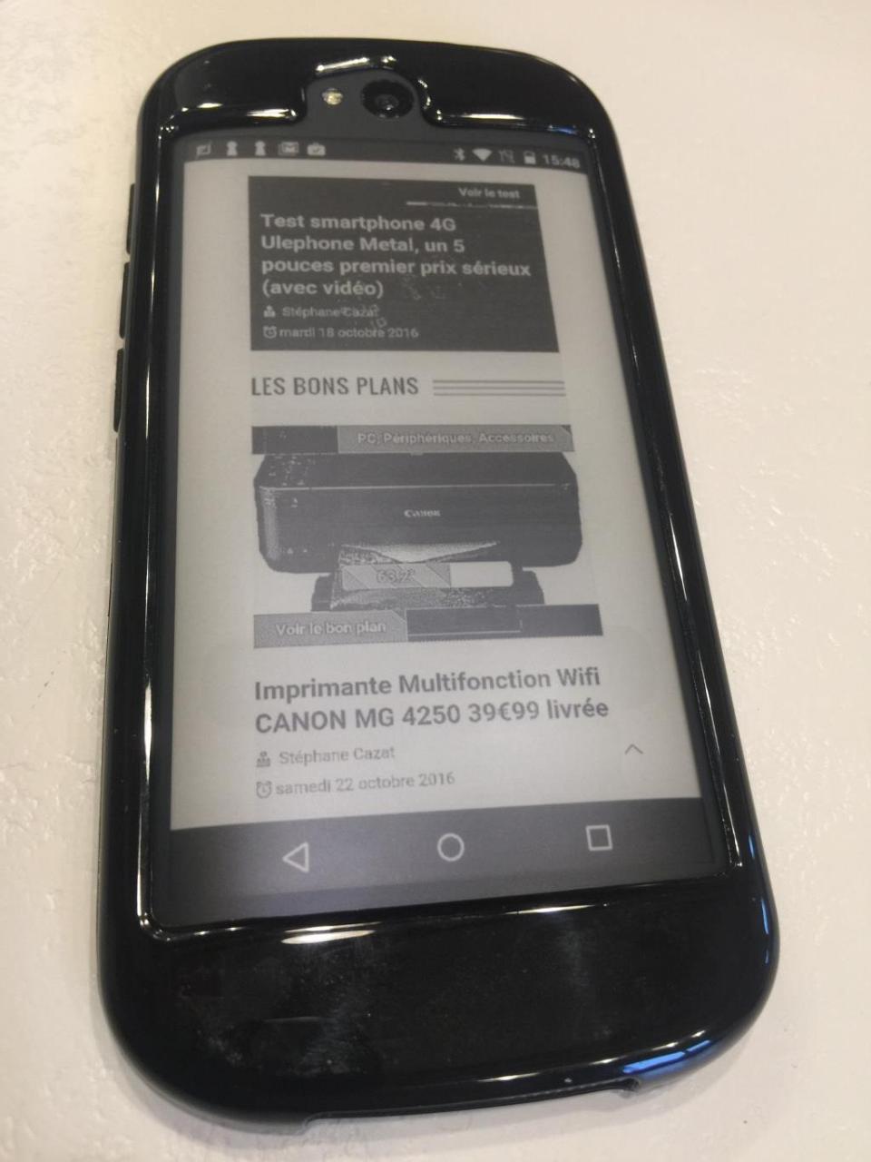 L'écran e-ink sur Yotaphone 2 peut afficher des photos, des applications ou tout le système